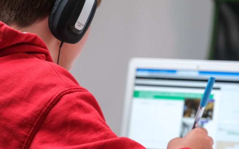 Utdanning i den digitale tidsalder: Muligheter og utfordringer